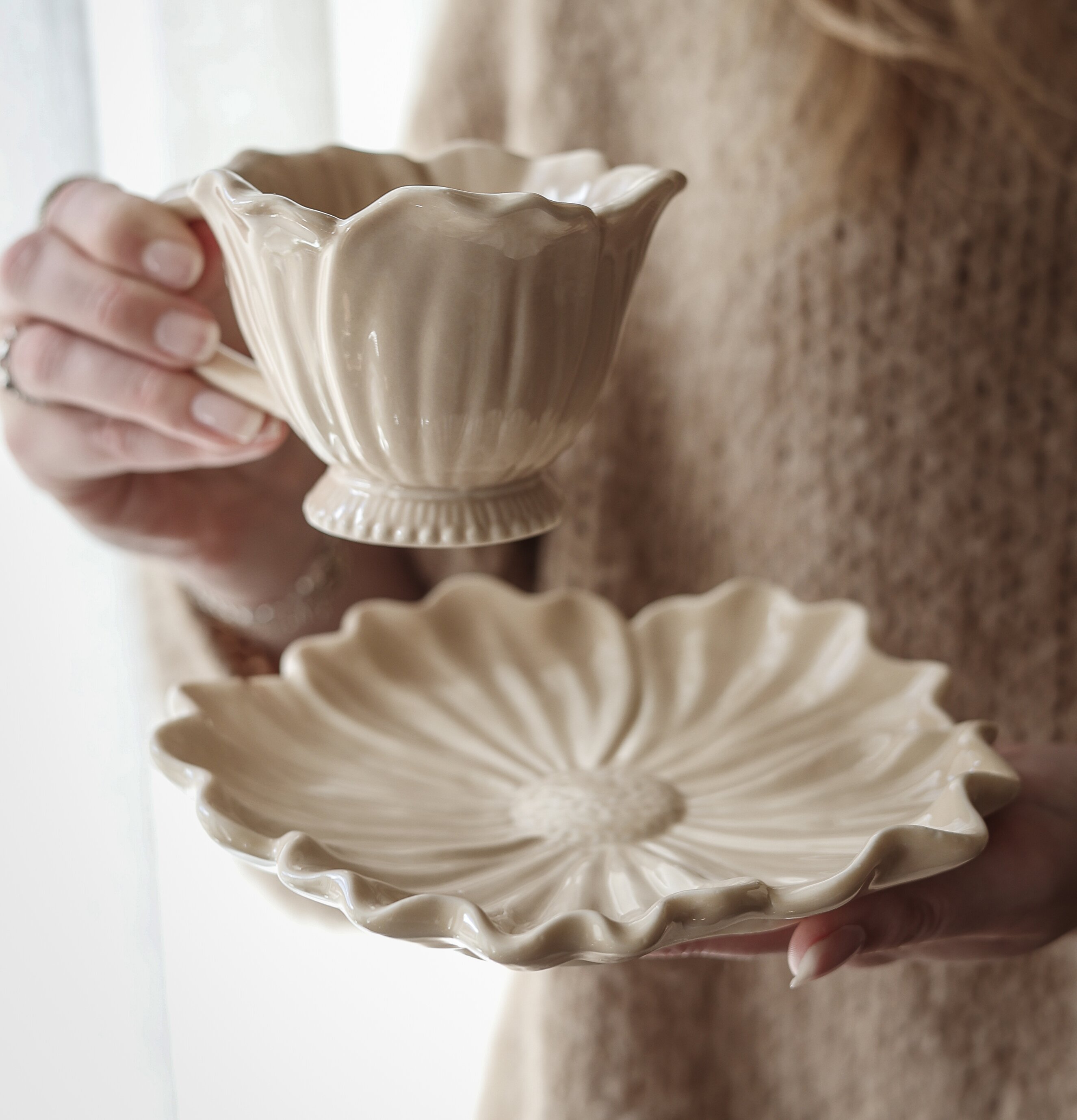Majas Blomstra Assiett/Fat Mugg Cottage Muggar/koppar i porslin, keramik, papper eller biologiskt material organiskt ekologiskt Termomuggar