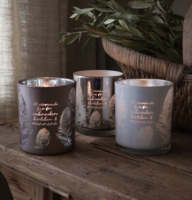 Foto: Tre ljuslyktor på rustikt träbord med kvistar