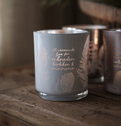 Foto: Frostad ljuslykta med text saknad och minnena