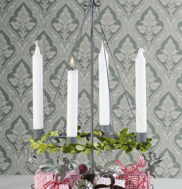 Adventsstake Grå från Krasilnikoff med grönskedekorationer