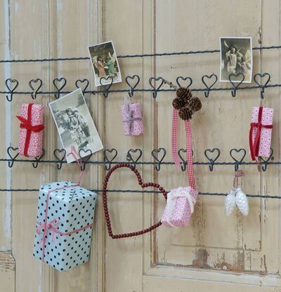 Kalender Kroklist 24 Krokar från Krasilnikoff på trävägg