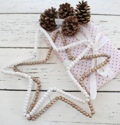 Star Of Beads Vit från Krasilnikoff på rustik vitmålad träyta