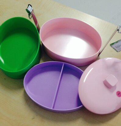 Lunchbox Stor Oval från Rice i pastellfärger på träbord