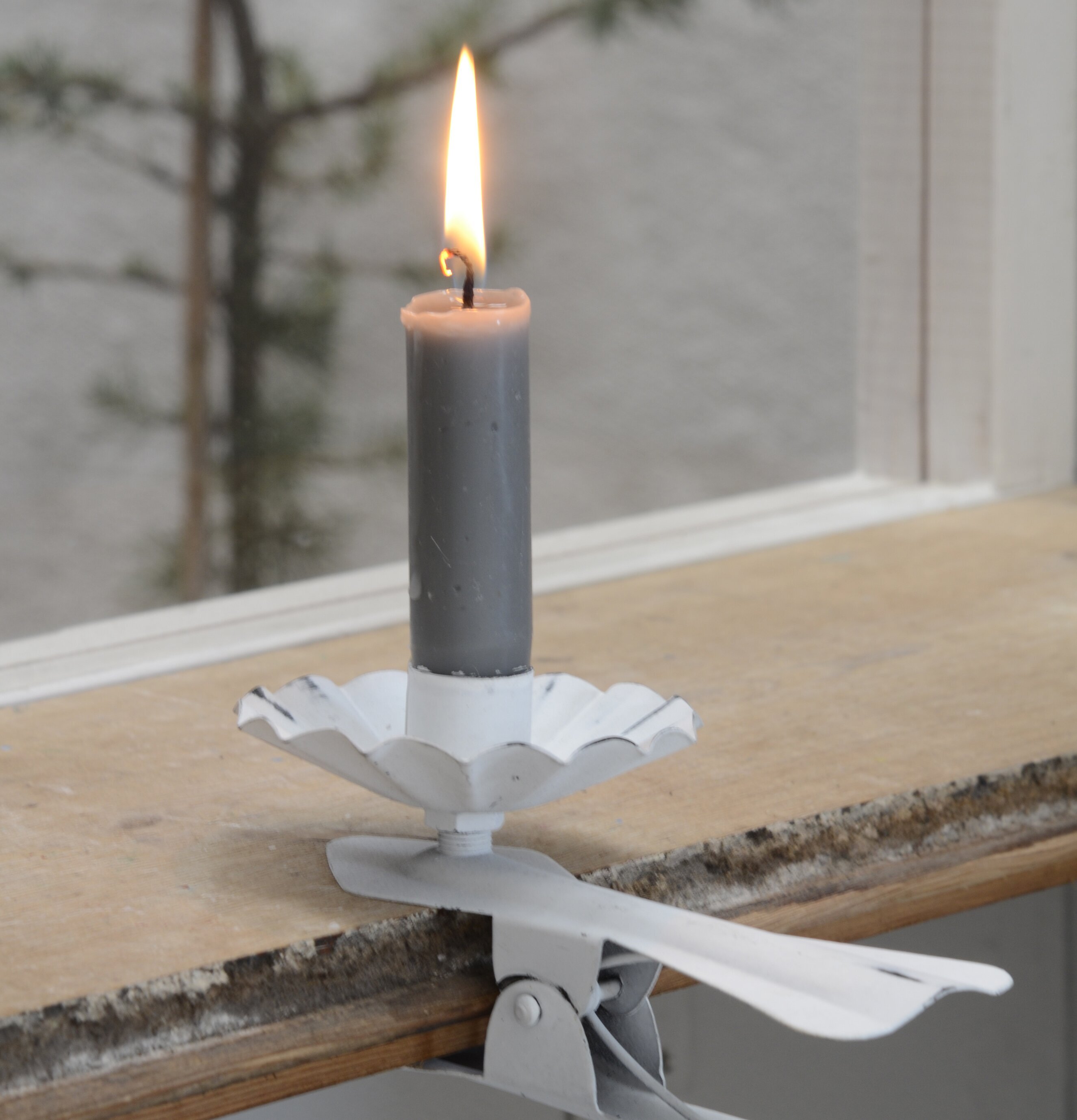 Ljusclips Vit från IB Laursen monterat på en träyta