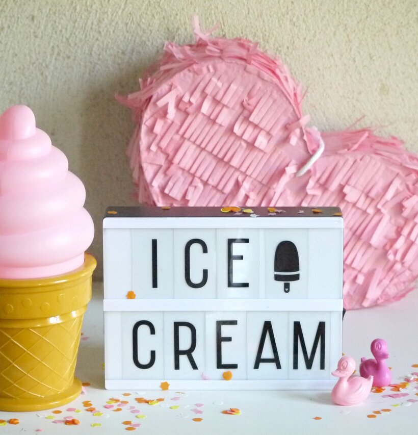 Ice Cream Light Vit från A Little Lovely Company på hylla