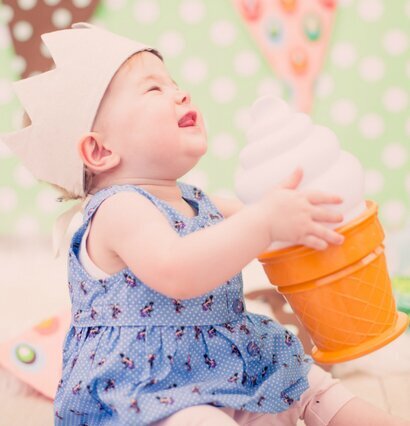 Flicka håller Ice Cream Light Vit från A Little Lovely Company