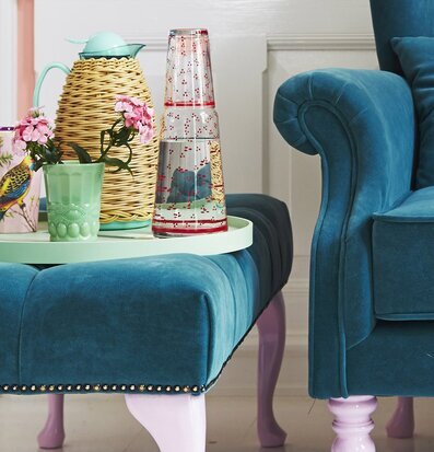 Karaff med dricksglas från Rice i färgglad inredningsmiljö