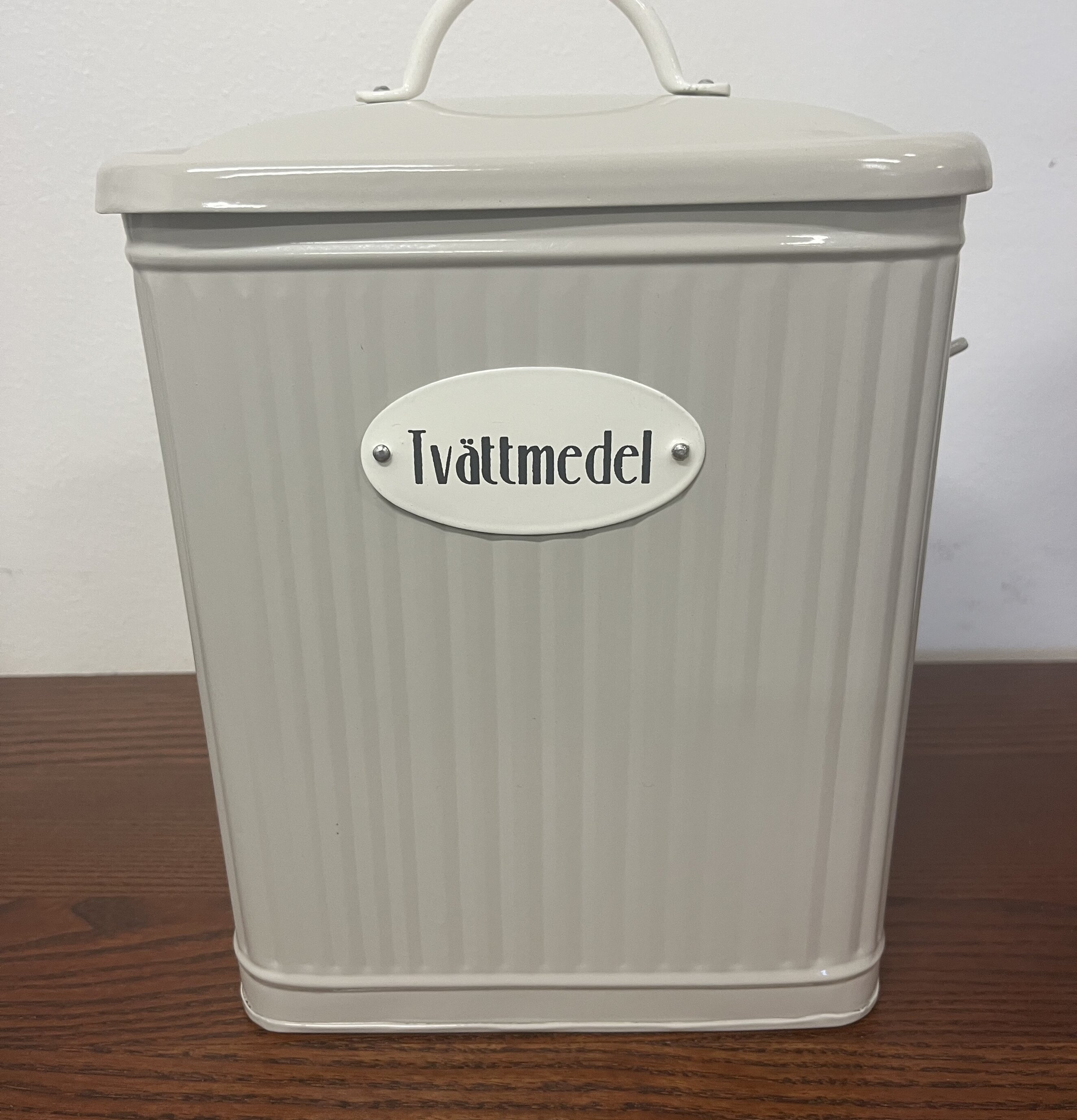 Plåtburk Hugo Tvättmedel Beige (fynd-id 1) Strömshaga