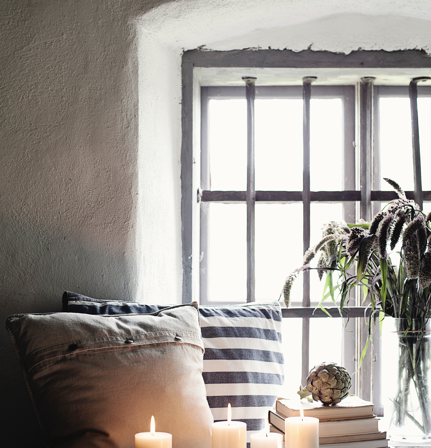 Kuddfodral Med Knappar Blå från Ernst i ett rustikt rum