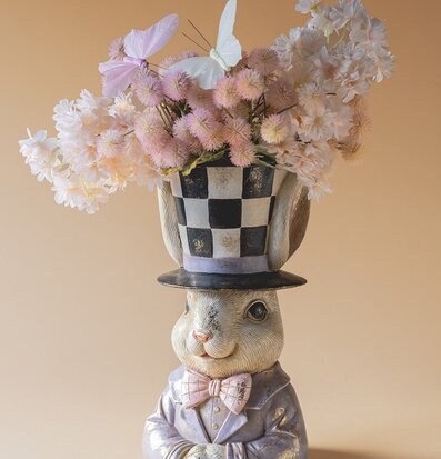 Foto: Kaninbyst med hög hatt, blommor och fjärilar