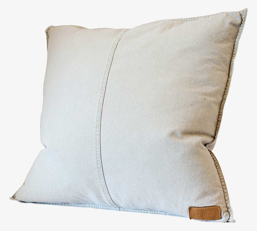 Kuddfodral Med Knappar Beige från Ernst mot ljus bakgrund