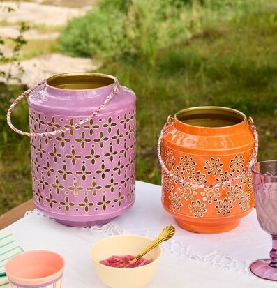 Foto: Utomhusdukning med färgglada lyktor och glas