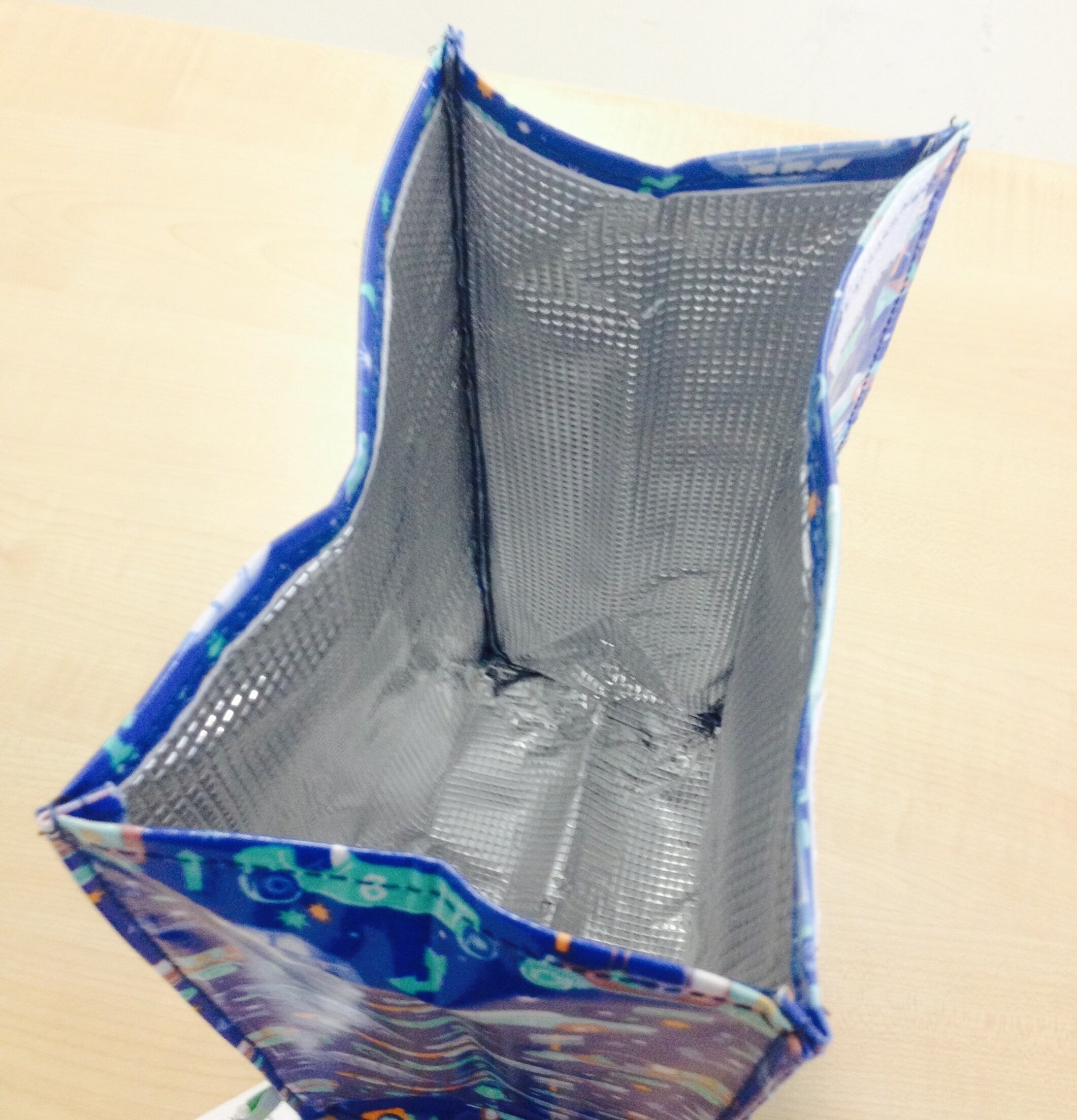 Lunchbag Isolerad från Rice på ljust träbord med leksakstryck