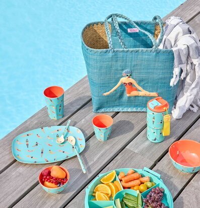 Foto: Somrig pooldukning med turkost picknickset