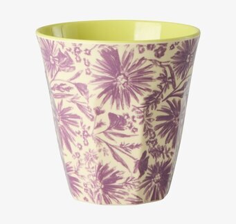 Foto: Melaminmugg med lila blomsterprint, limegrön insida