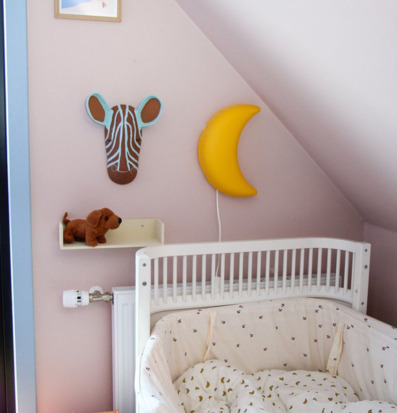 Bild: Barnrum med zebra väggdekoration och spjälsäng