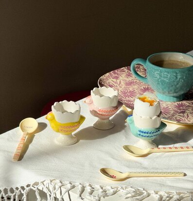 Foto: Frukostdukning med äggkoppar och kaffe i ljus﻿