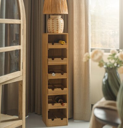 Foto: Vinställ i trä med vinflaskor och bordslampa