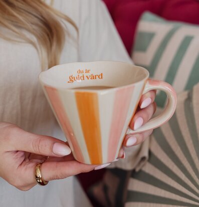 Mugg - Du Är Guld Värd Majas Cottage Muggar/koppar i porslin, keramik, papper eller biologiskt material