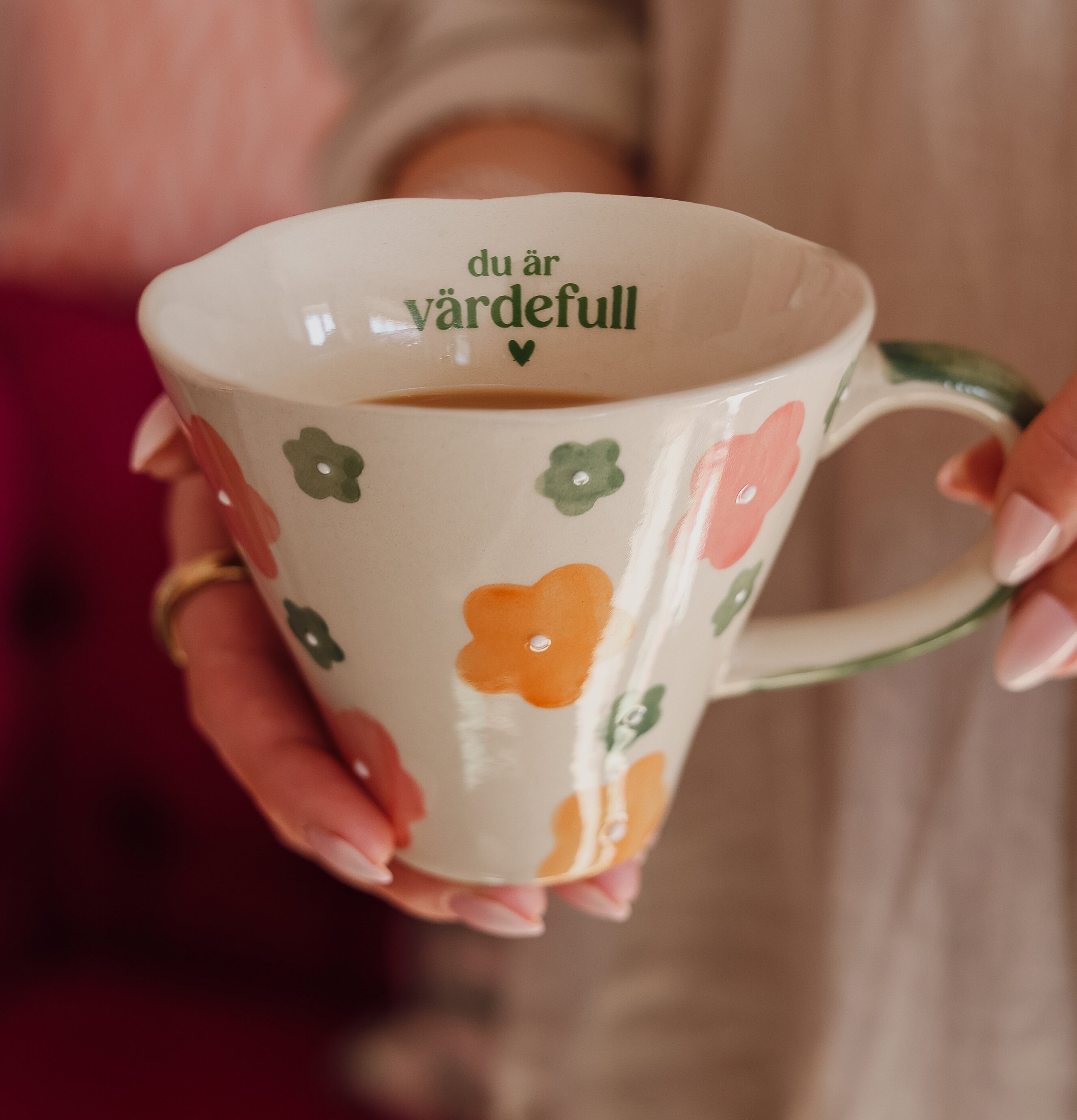 Mugg - Du Är Värdefull Majas Cottage Muggar/koppar i porslin, keramik, papper eller biologiskt material organiskt