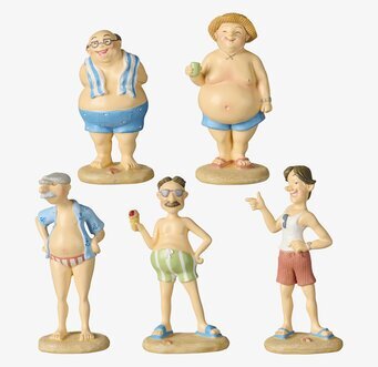 Foto: Fem strandfigurer i badkläder på vit bakgrund