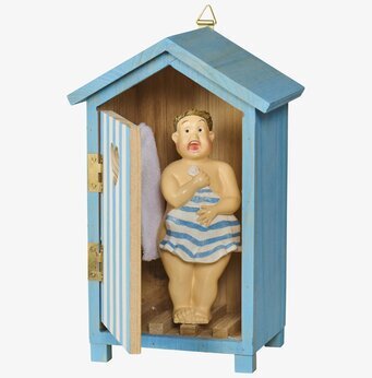 Foto av ljusblå strandhytt med manfigur på vit bakgrund