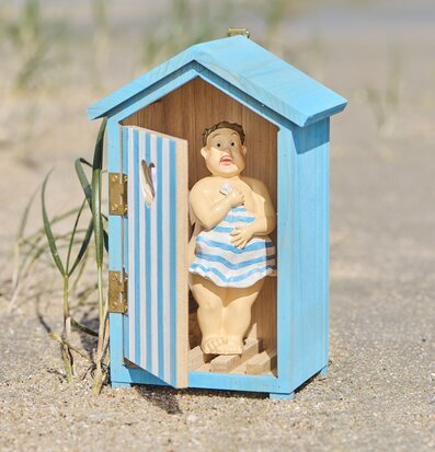 Foto: Mini strandhytt i blått med figur på sandstrand