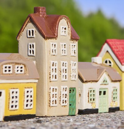 Foto av husformade ljuslyktor i miniatyrgata