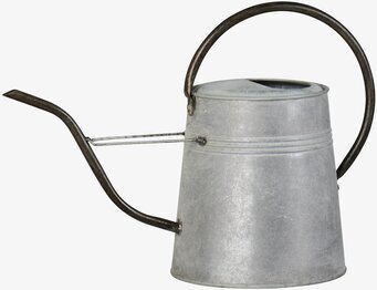 Foto: Grå metallvattenkanna frilagd på vit bakgrund