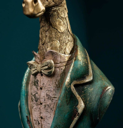 Foto närbild girafffigur med kavaj i turkos och guld