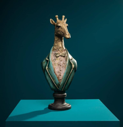 Foto: Giraffstaty i kavaj på turkos piedestal