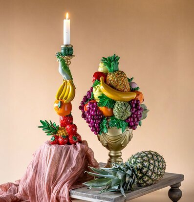 Foto: Ljusstake med fruktstilleben i studio ljus