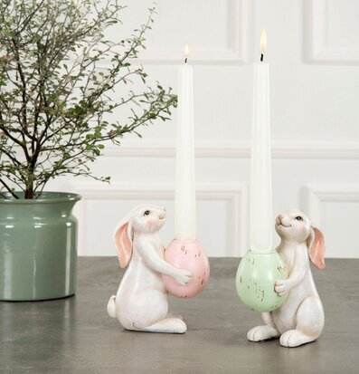 Bild: Påskljusstakar med harar och tända kronljus