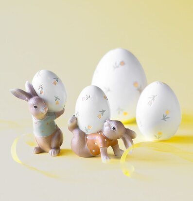 Bild: Påskdekoration med kaniner och blommiga ägg