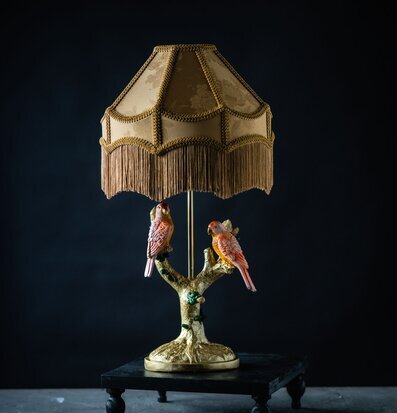 Foto bordslampa med fransskärm och fågelfot guldton