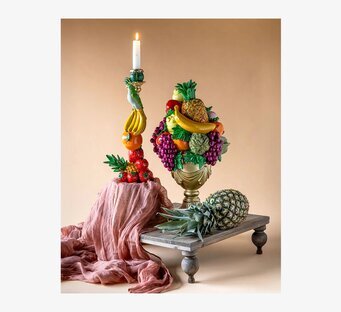 Foto: Stilleben med fruktkorg, ananas och ljus