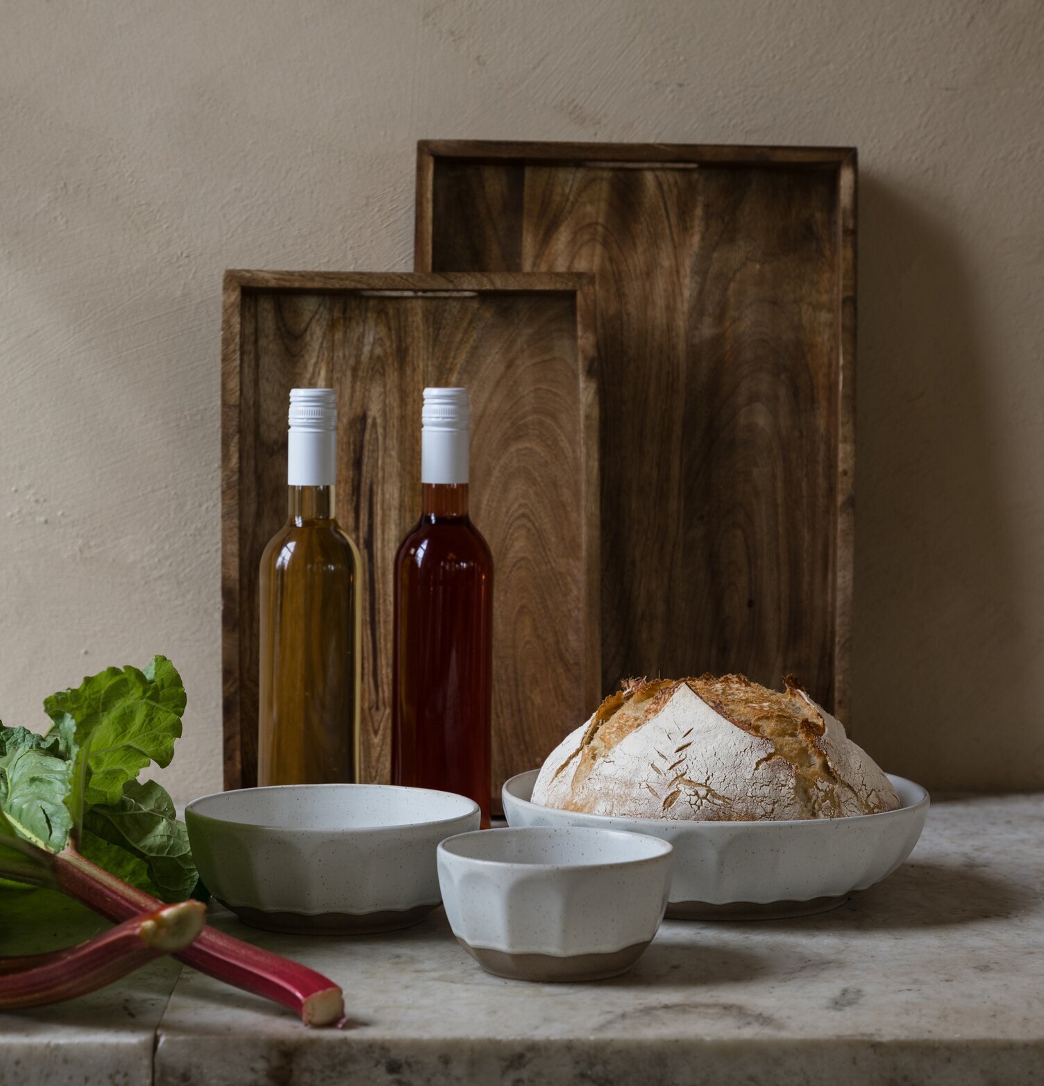 Foto: Stilleben med saftflaskor, bröd och rabarber