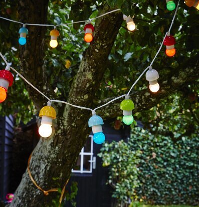 Ljusslinga - 12 Lampor från Rice upphängd i träd i trädgård