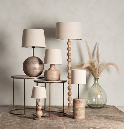 Foto: Stilleben med lampor, glasvas och torkat gräs