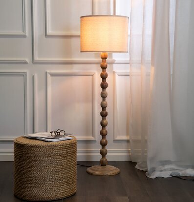 Foto: Ljus läshörna med golvlampa och naturmaterial