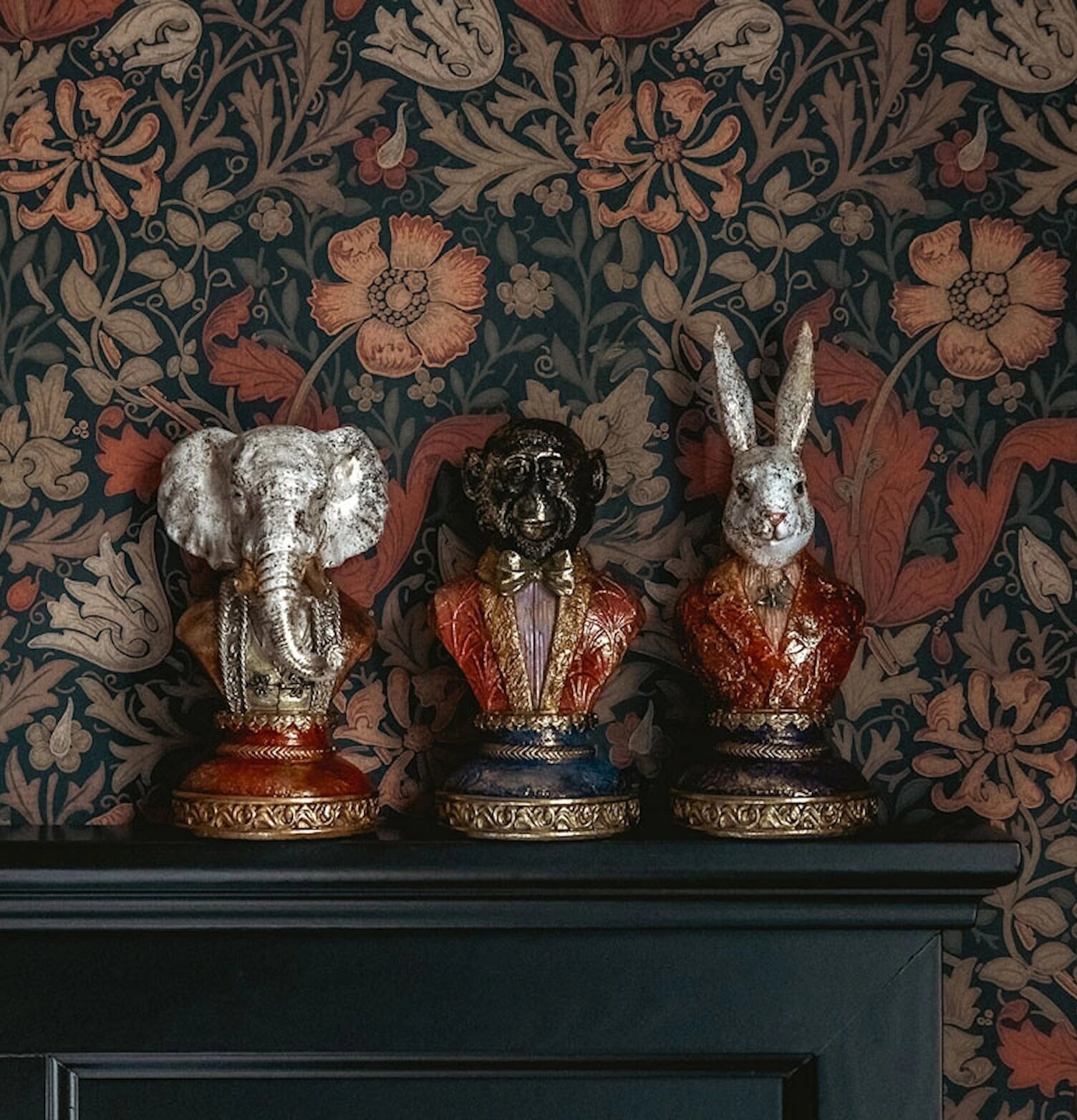 Foto: Tre dekorativa byster mot botanisk tapet
