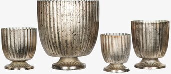 Foto: Fyra champagnefärgade metallkrukor på vit bakgrund