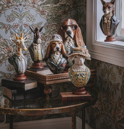 Foto: Kuraterat stilleben med djurbyster och böcker