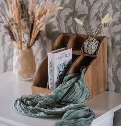 Foto: Träförvaring med fack, bok och torkade strån