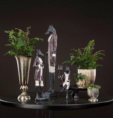 Bild: Stilleben med metallkrukor och hästfigurer