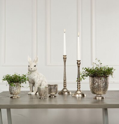 Bild av bordsarrangemang med ljus och gröna växter