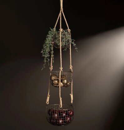 Foto: Hängande korgar i metall med grönska och frukt