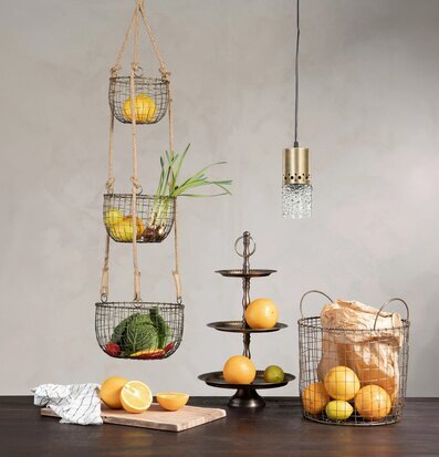 Bild: Hängande trådkorgar i kök med frukt och grönt