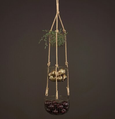 Foto: Hängande trådkorgar i antik mässing, rep 