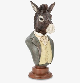 Foto: Åsnebyst i kavaj på piedestal mot vit bakgrund